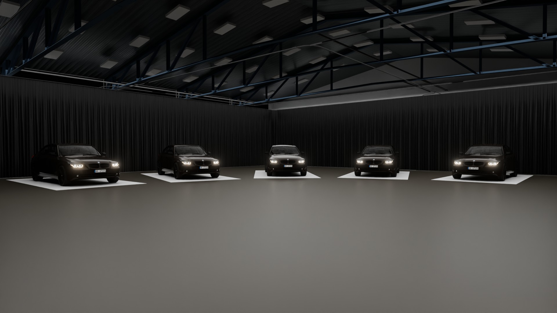 Fünf Fahrzeuge mit Scheinwerferlicht im abgedunkelten Carclinic-Teststudio von LiveFRAME in Dreieich