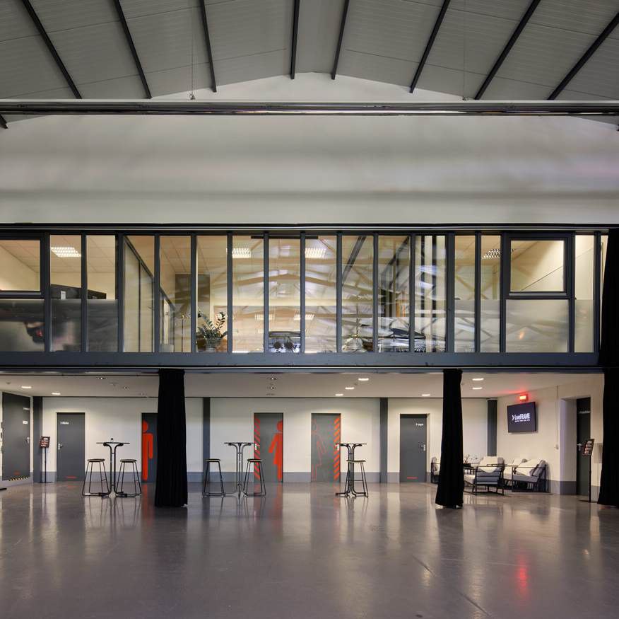 Studiohalle mit Blick auf Empore und Eingang